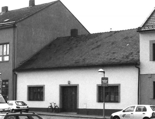 Dům č. 9, Geos (rok 2008), dříve Panský šenk, který hrabě Chorinský pronajímal různým pachtýřům