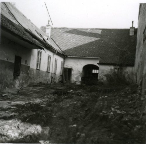 Kdysi půvabný dvorek domu č. 2/6 byl nakonec před demolicí hodně poničen
