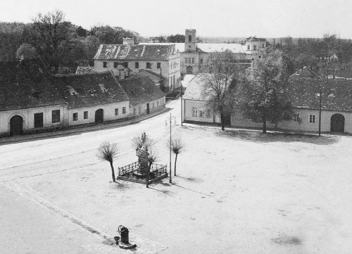 Zajímavý pohled z věže kostela. Od studny vedl járek až k silnici. Druhý dům zleva č. 7/11, třetí zleva č. 8/12. V domě č. 8/12 byla roku 1886 četnická stanice.