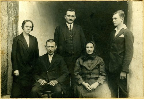 Stojící Marie Hromadová (*1903 +1981), učitelka, Jan Hromada (*1891 +1956), notář, (Podkarpadská Rus), Mořic Hromada (*1909 +1989), sedící Mořic Hromada z Újezdce (*1864 +1930), Anna Hromadová (*1872 +1961), dům č. 36