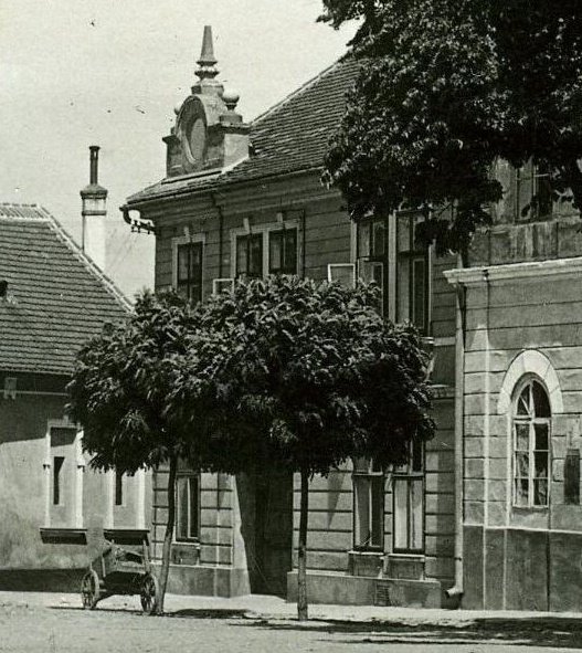 Dům  v rohu náměstí, vlevo od muzea, č. 26/40. Roku 1721 jej vlastnil městský purkmistr Martin Wadowský. Roku 1764 zde bydlel hostinský na Hrubé hospodě na předměstí, Ignáz Schneider, který se roku 1779 stal městským purkmistrem. Později dům patřil bohatému kožešníku Matyáši Saidovi, kterému se říkalo „pan hrabě“. Když roku1896 Matyáš Saida zemřel, odešel v něm  jeden z posledních dědiců, kdysi nejslavnějšího kožešnického rodu ve Veselí.