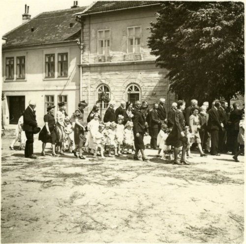 Vlevo dům č. 26/40, vpravo budova muzea (foto Robert Roob)