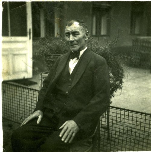 František Rychlík, (*1867, Vizovice, +1944, Veselí nad Moravou) na dvorku domu č. 45 náměstí (1928 – 1946)