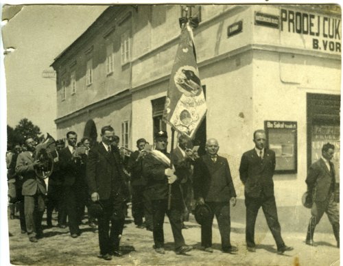 ​​​​​​​V pozadí dům č. 51 a Vorálkova cukrárna č. 52 (před rokem 1939