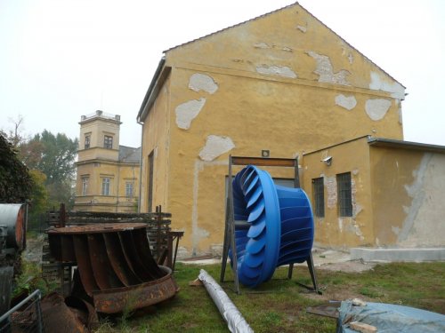 V roce 2017 byla původní turbína z roku 1927 (vlevo) vyměněna za novou, modře nalakovanou. Věž starého zámku v pozadí na to zvědavě hledí.