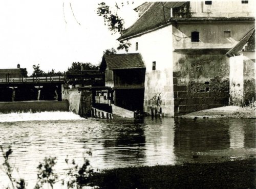 Záběr před rokem 1927, vodní kolo nahradila turbína