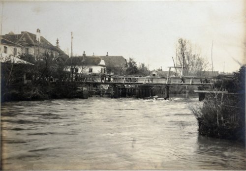 Bílý domek v levé části snímku č. 68, dne 15.4.1921 (stavba mostu Svobody)