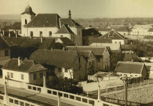 Domky v Kožešnické zleva č. 68, č. 67, č. 66, č. 65 a z toho dalšího domku je vidět jen tmavá došková střecha,  (rok 1937, foto Josef Tašl)