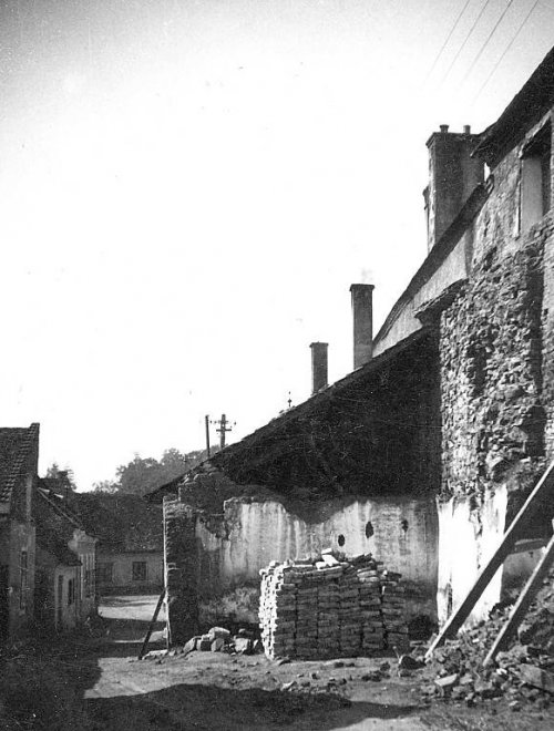 Domek Františka Všetuly byl po požáru zbořen (1938). Tím se obnažily staré hradby