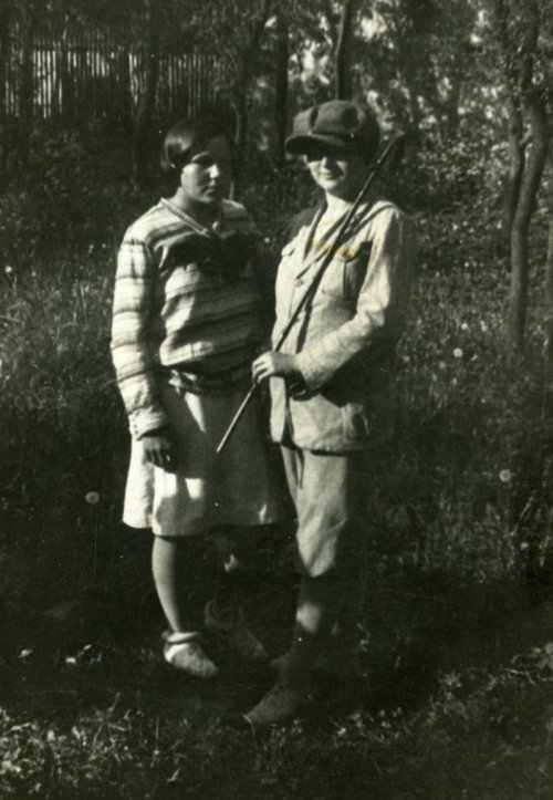 Jožina Rajecká, roz. Šivlová s Terezií Žlebskou. Jožina Rajecká dokonale uspořádala a popsala fotodokumentaci obyvatel Rybníčku. Díky.