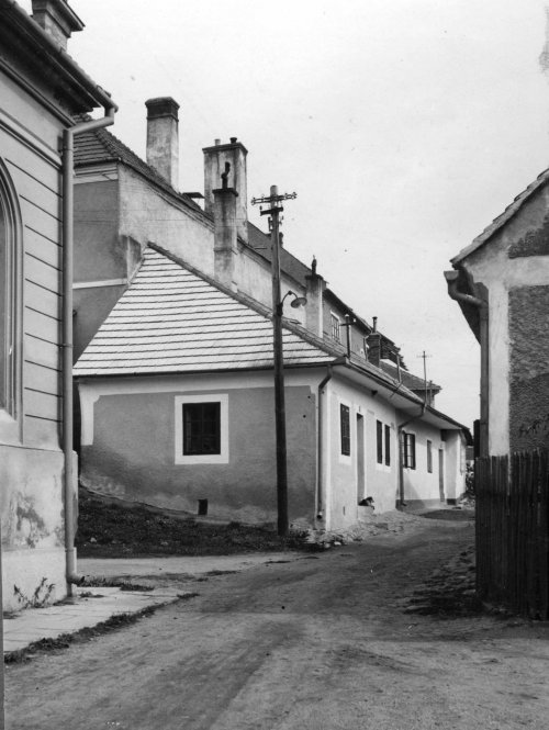 Domky č. 57/73, č. 56/72 a č. 55/70 byly „přilepeny“ na městských hradbách, byly nejstaršími na Rybníčku (1732). Po roce 1938 byly postupně zbořeny. U každého domku zůstala pouze část nacházející se u řeky (vpravo mimo záběr)