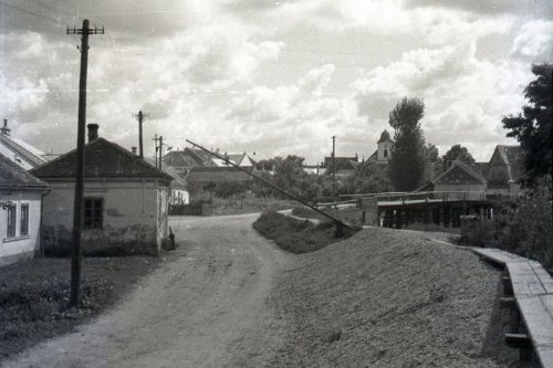 Zcela vlevo část domku č. 21, Ferdinanda Klementa (s dvěmi okny), a mýtný domek. Oba tyto objekty byly zbořeny v souvislosti se stavbou nového betonového mostu (foto F. M. Lejček).
