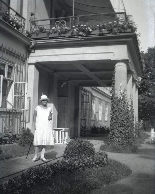 Dáma na kolejích. Koleje úzkokolejky vedly až před jižní vstupní prostor (foto F.M.Lejček)