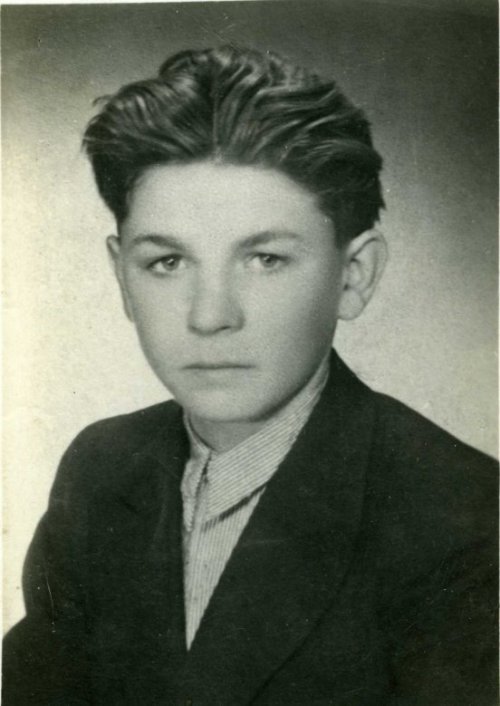 František Tomek (*1928 +1944), ze Zarazic č. 91, přišel o život při explozi kotle lokomotivy dne  19. listopadu 1944.