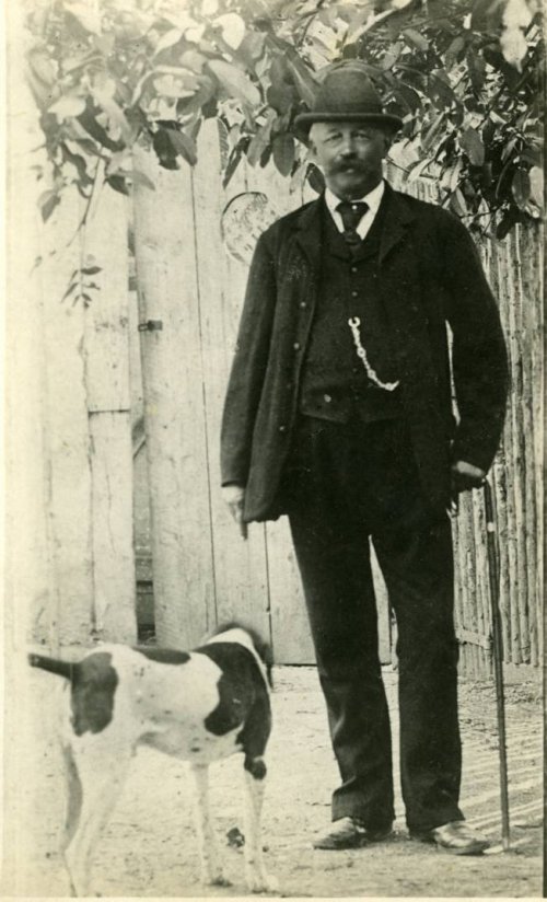 Hajný Anton Benedik (*1.4.1837, syn Matouše B. čtvrtníka, Břehy č. 88), vyučený tesař. Jeden z tzv. „Taliánů“, mužů kteří 10 roků působil na vojně v Itálii (pod velením hraběte Chorinského). Když rakouské vojsko dobylo Miláno, Anton Benedik připevnil rakouskou vlajku na vrchol milánského dómu.