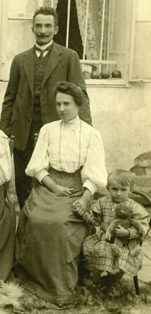 Po svém otci zdědil povolání zámeckého zahradníka jeho syn, také Arnold. Na snímku s manželkou a dcerou. Arnold Růžička si jako jeden z prvních ve Veselí pořídil fotoaparát.