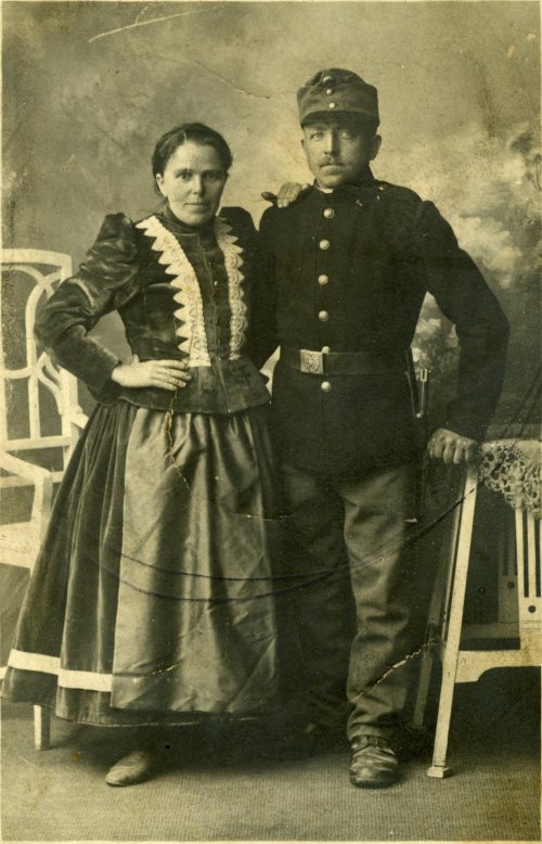 Kovář Antonín Motyčka (*1874 +1916) s manželkou Amálií, dcerou Josefa Bartla ze Šlapanic, byl otcem Elišky Motyčkové (*1902), provdané za Františka Břečku. (Kovárna byla na č. 29)
