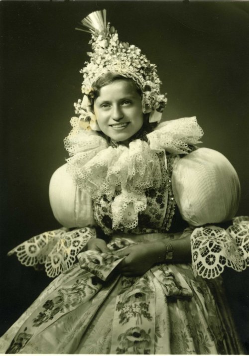 Dcera Tomáše Galušky, Ludmila Kolísková (*1845). Čepec zhotovila „Babuša“ Konečná.