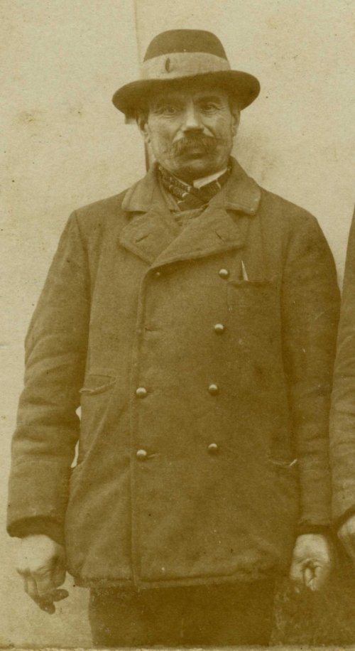 Štěpán Čech (*1857 +1949, syn Fabiána Čecha z Veselí), kovář v Zarazicích č. 81. V roce 1910 měl Štěpán Čech ve veselských chaloupkách č. 147 obchod jižním ovocem.