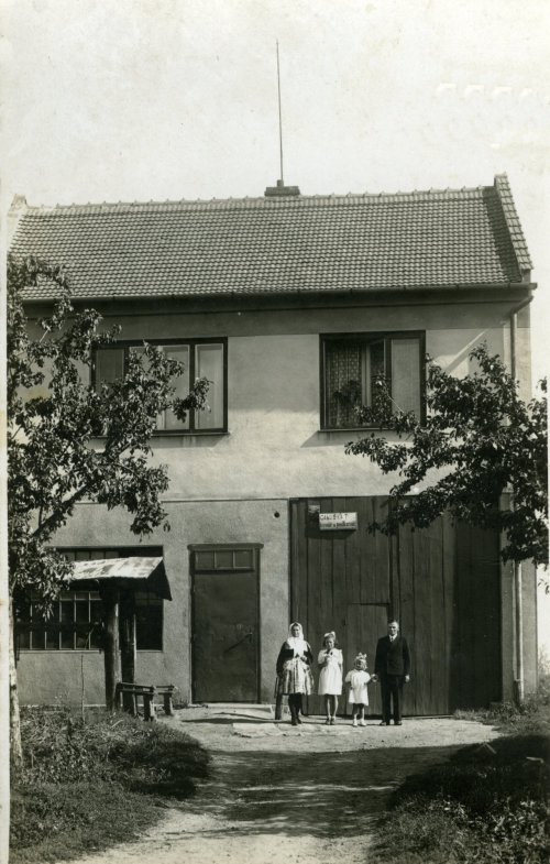 Tomáš Galuška s manželkou a dcerami Marií (*1938) a Ludmilou (*1945). Zleva část přístřešku ke kutí koní.