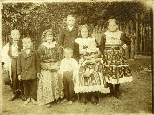 Terezie Galušková se svými dětmi a se svojí matkou, Anežkou Matuškovou. Tereza drží na klíně syna Antonína (*1914). Zleva stojí Petr (*1904), Tomáš (*1907), vzadu Jan (*1901), vepředu Franta*1910 a vpravo stojí Marie (*1902)