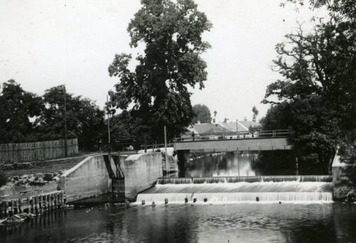Dřevěný most byl nahrazen železným, splav tekl až do roku 1936 (později byla Struha u zámku zasypána)