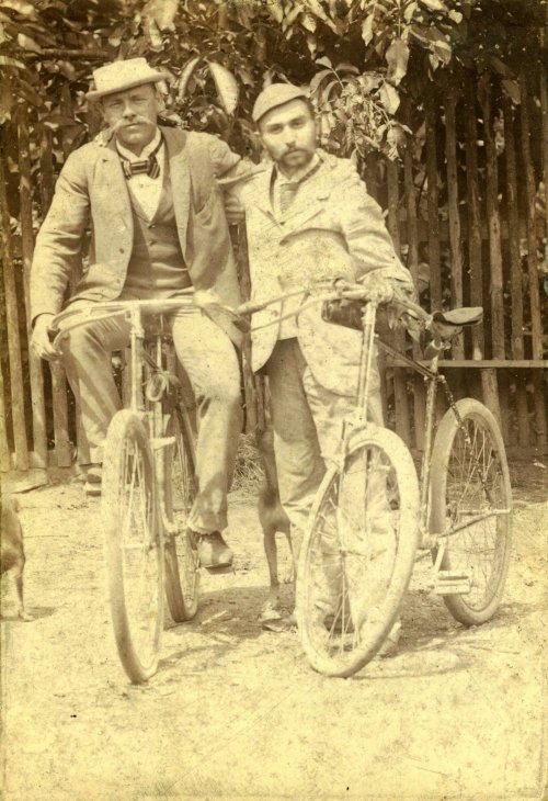 Ludvík  (vpravo), byl jedním z prvních cyklistů v našem městě.