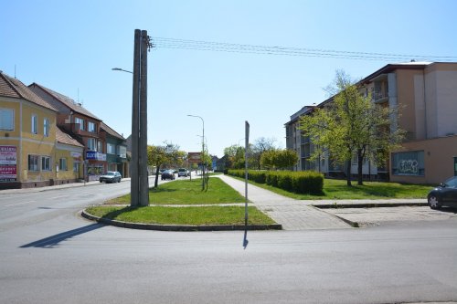 Masarykova. V místech kde začíná živý plot stál dům s obchodem Samuela Strakosche (Alberta Doležila), tedy naproti cukrárně Groš.
