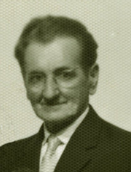 Matěj Synek a logo jeho firmy. Synek bydlel v domě č. 99 po roce 1945.