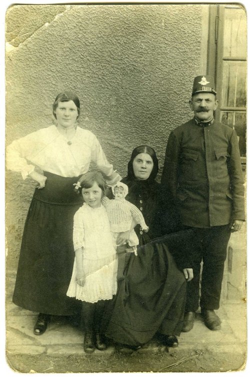 Manželé Vaňkovi s dcerou Ludmilou (*1896) a Miladou (*1910)