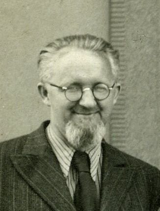Ředitel školy a předseda MěNV ve Veselí nad Moravou Bohumil Němeček (*1897 + 1986), legionář a spoluautor knihy o Veselí nad Moravou (1973). Bohumil Němeček se za německé okupace stal vedoucí osobností odbojové organizace Obrana národa. Spolu s ostatními členy organizoval odbojovou činnost, především odchod čs. občanů do zahraničí. Když jej v lednu 1943 přišlo gestapo zatknout, podařilo se nu uprchnout a zbytek války přežil v úkrytu u své tetičky, Rozárie Smištíkové, která bydlela v malém domku v Chaloupkách.