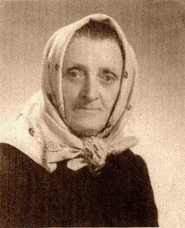 Rozárie Smištíková (*1877), tetička Bohumila Němečka a její domek, uprostřed snímku, schován za stromy. 