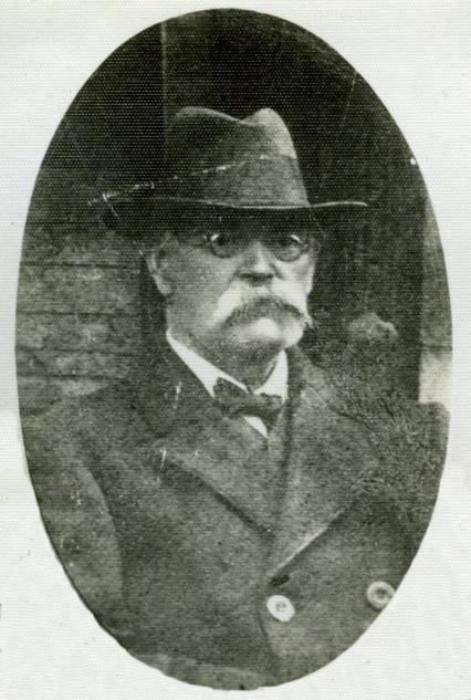 Jan Lukšík (*1849), veselský varhaník v létech 1881-1896, bydlel v domě č. 2. K varhanám to tedy neměl daleko. 