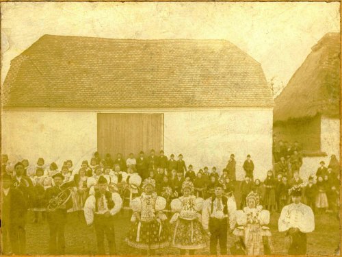 Jan Krmíček si vzal roku 1903 v Milokošti Annu Vlkovou. V pozadí vlkova stodola, která stála u hlavní silnice na Uh. Ostroh.